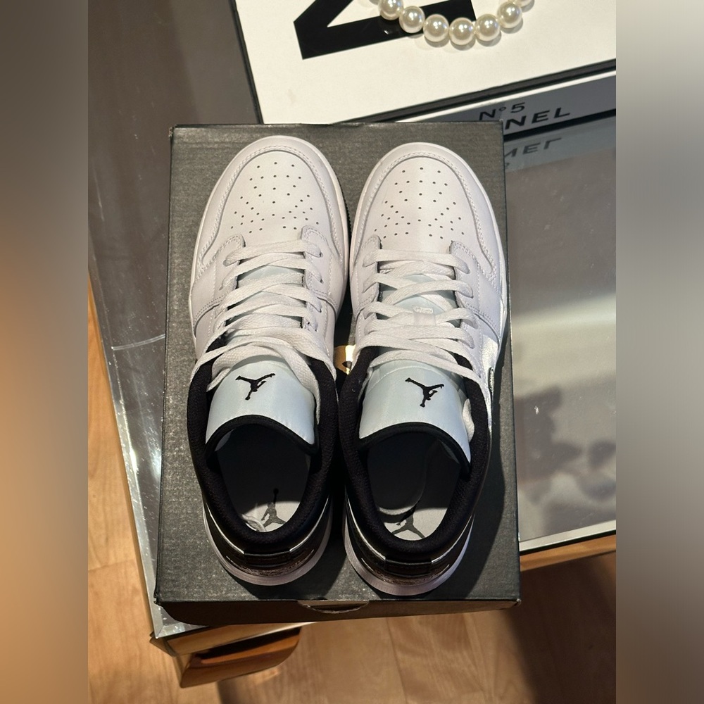 Air Jordan 1 Low (GS) White/Black, size 8.5 Women’s USA - Picture 5 of 5